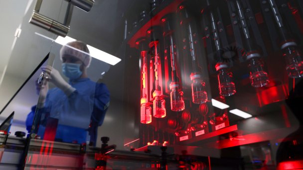 Производство российской вакцины «Спутник V» на предприятии Biocad. (Фото Andrey Rudakov / Bloomberg via Getty Images)