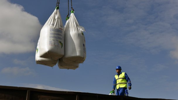Погрузка расфасованных в мягкие контейнеры удобрений. (Фото Владимира Горовых / ТАСС)