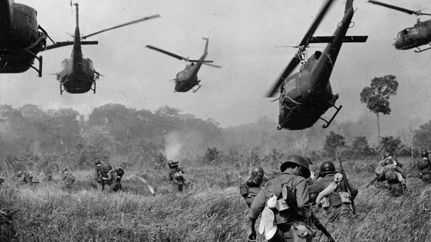 Американские вертолеты прикрывают продвижение южновьетнамских наземных войск 1 марта 1965 года. (Фото AP / TASS)