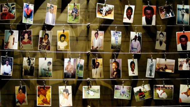 Фотографии убитых людей на стене мемориала Гисози в Кигали, столице Руанды. В результате геноцида 1994 года погибло 800 000 человек. (Фото Radu Sigheti / Reuters)