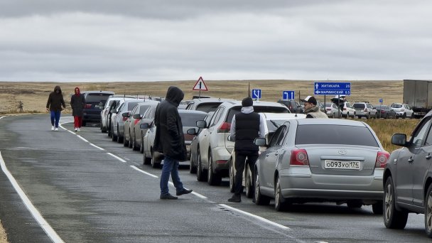 Автомобильный пункт пропуска «Мариинский» в Челябинской области на границе России и Казахстана (Фото AP / ТАСС)