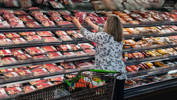 Покупатель в супермаркете в Южном Берлингтоне, штат Вермонт (Фото Robert Nickelsberg / Getty Images)