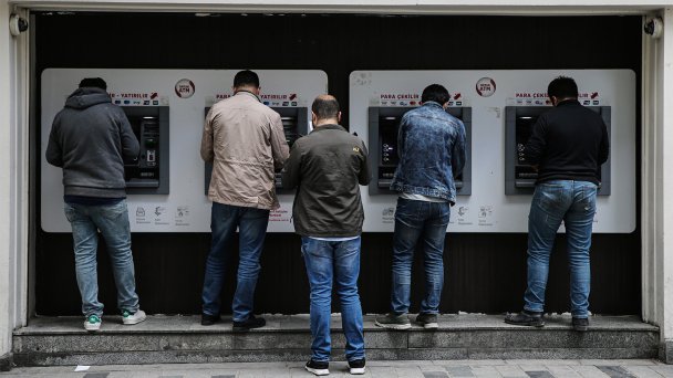 Очередь у банкоматов в Стамбуле (Фото Elif Ozturk / Anadolu Agency via Getty Images)