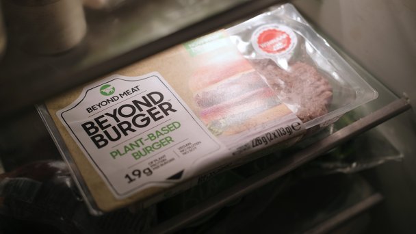 Упаковка Beyond Burger на растительной основе Beyond Meat Inc. (Фото Yuriko Nakao / Getty Images)