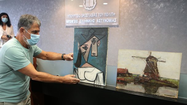  Картины «Голова женщины» Пабло Пикассо и «Ветряная мельница» Пита Мондриана, похищенные из Национальной галереи Афин в 2012 году, во время пресс-конференции. (Фото EPA / PANTELIS-SAITAS / ТАСС)