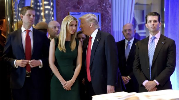 Дональд Трамп вместе со своими детьми Эриком, Иванкой и Дональдом-младшим (Фото Timothy A. Clary / Getty Images)