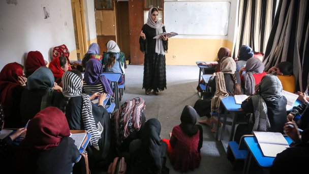 Добровольцы обучают афганских девочек, которым не разрешено получать образование, в школе, которую они основали на собственные средства в Кабуле. Афганистан. 31 октября 2022 года. (Фото Bilal Guler / Anadolu Agency via Getty Images)