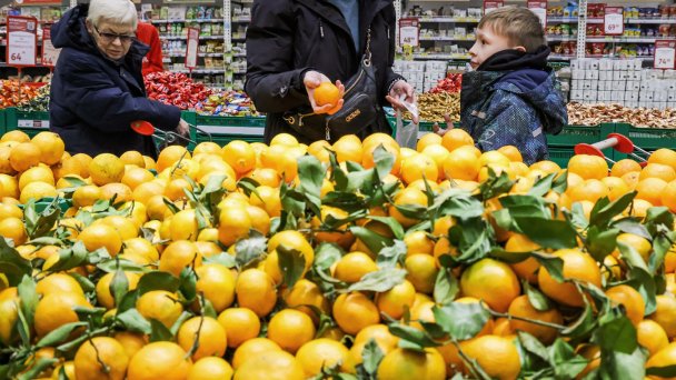 Люди в супермаркете перед Новым годом (фото Кирилла Кухмаря / ТАСС)