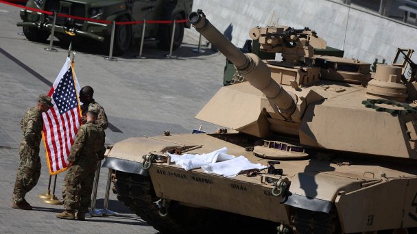 Американские солдаты возле танка M1/A2 Abrams (Фото Kacper Pempel / Reuters)