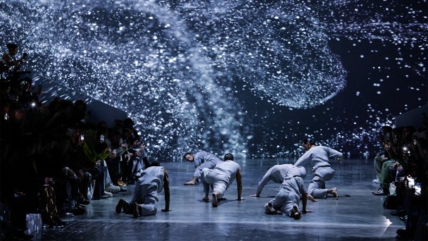 Танцевальный и световой перформанс на показе коллекции Homme Plissé Issey Miyake (Фото Richard Bord / Getty Images)