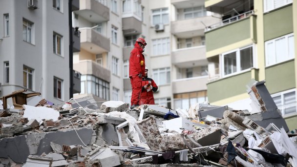 Поисково-спасательные работы в обрушившемся 14-этажном здании в Адане, Турция, 6 февраля 2023 года. (Фото Eren Bozkurt / Anadolu Agency via Getty Images) 