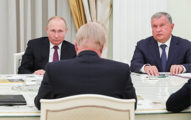 Владимир Путин, Игорь Сечин и Роберт Дадли (спиной) в 2019 году. Фото Михаила Климентьева / ТАСС