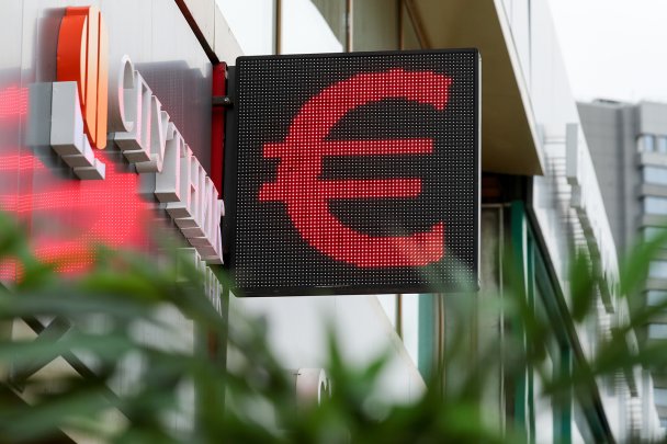 Значок евро на электронном табло у входа в офис "Форабанка" на Кутузовском проспекте (Фото Михаила Терещенко/ТАСС)