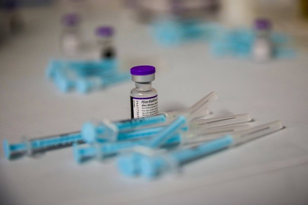 Подготовленные дозы вакцины Pfizer-Biotech COVID-19 в Кейптауне (Фото Dwayne Senior/Bloomberg via Getty Images)