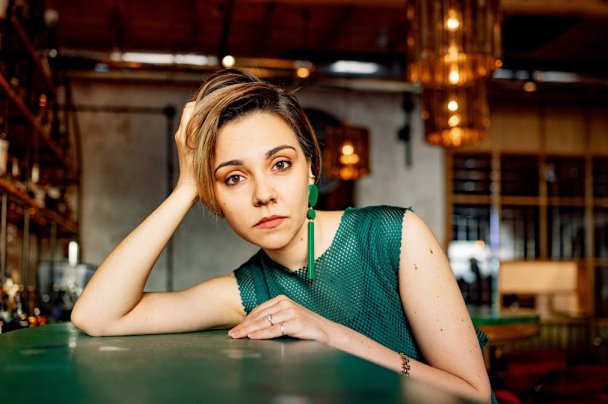 «Тут была заброшенная мусорка»: как актриса Ирина Чеснокова открыла бар в Турции
