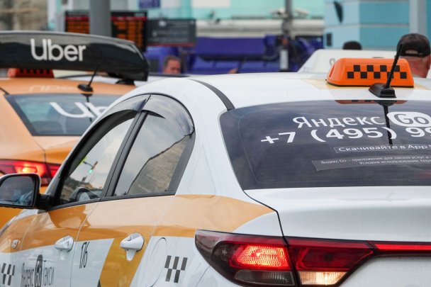 Машины Uber и «Яндекс Такси» в Москве (Фото Максима Стулова / Ведомости / ТАСС)