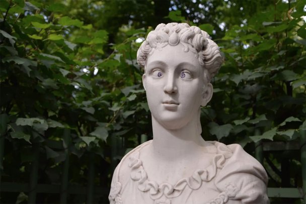 Поврежденная вандалами скульптура «Петрония Прима, жена императора Вителлия» (Фото Сады Русского музея)