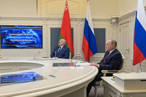 Путин и Лукашенко в ситуационном центре в Кремле во время наблюдения за учениями (Фото Алексея Никольского/пресс-служба президента РФ/ТАСС)