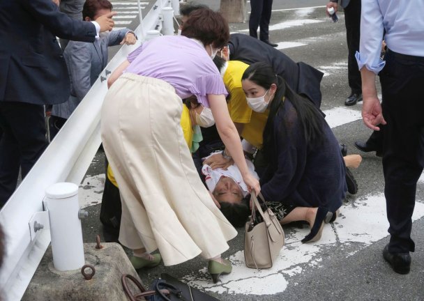 Бывший премьер Японии Синдзо Абэ после покушения во время выступления в городе Нара. (Фото Kyodo News via AP)