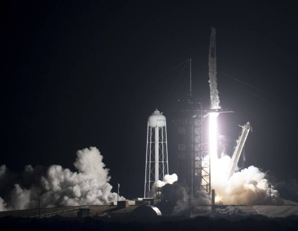 Ракета SpaceX Falcon 9 с космическим кораблем компании Crew Dragon запущена на Международную космическую станцию. Фото NASA/Джоэл Ковски