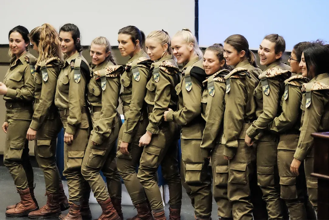 Девушки военные