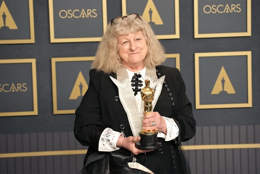 Полка нүктелі көйлек порно Қара адамдар тобыр әдемі аққұбаларды трахает және оның бетін қалың сперматозоидпен жабады