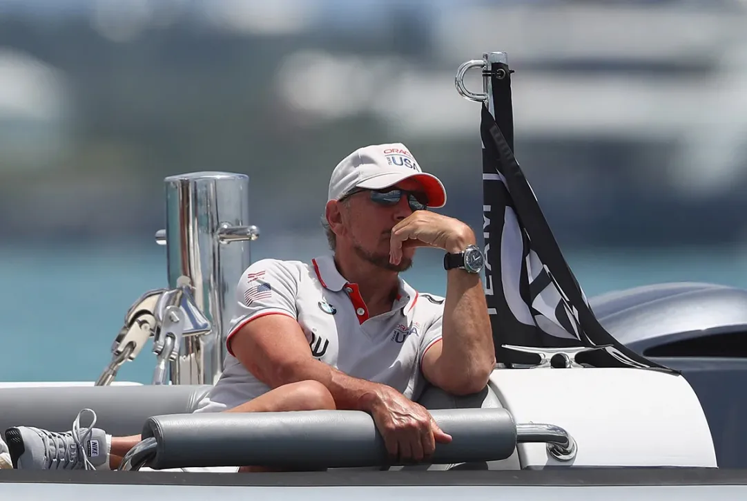 Үрлемелі пенисі бар қыз