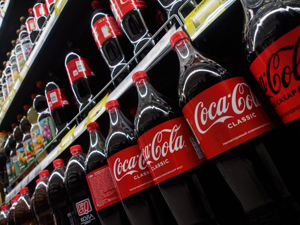 Как выглядит кола в россии Coca-Cola прекратит выпуск и продажу напитка и других своих продуктов в России F