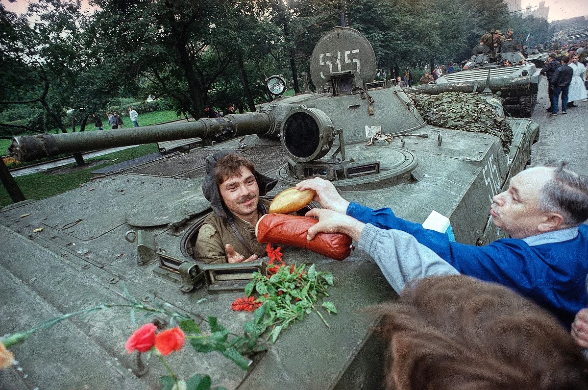 Москвичи передают еду военным
