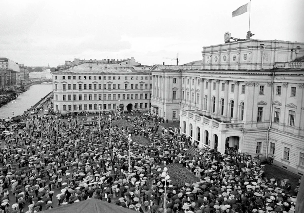 Утро 19 августа. Митинг в Ленинграде