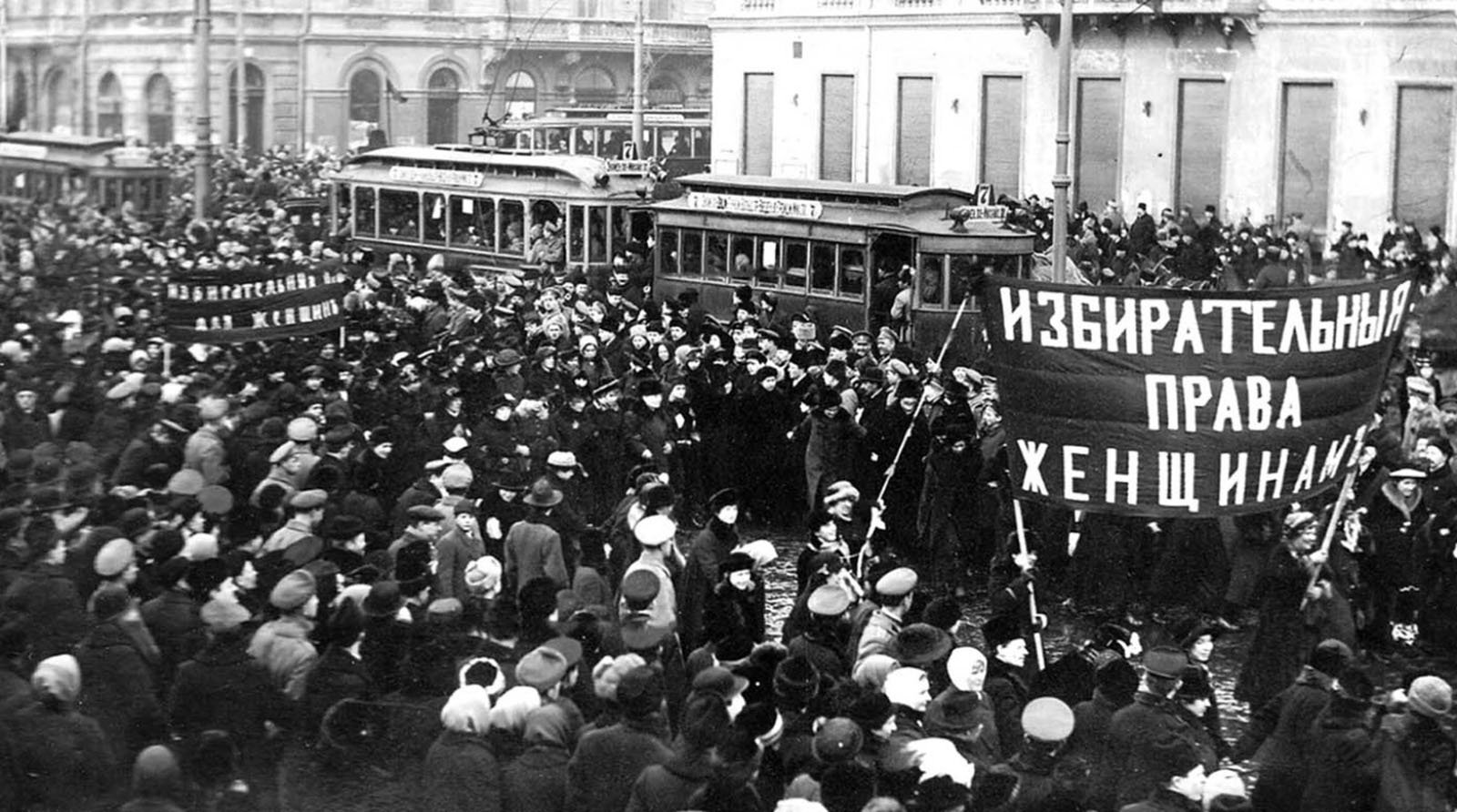 Женщина впервые избирательное право. Демонстрация в Петрограде. 1917 Г.. Февральская революция 1917 забастовки. Всеобщая забастовка в Петрограде 1917. Февральская революция 1917 Путиловский завод.
