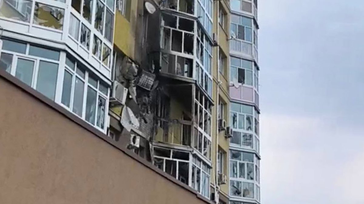 Жилой дом. Воронеж на какой улице упал беспилотник. Люди на улице. В воронеже упал беспилотник. Воронеж ул белинского 21.