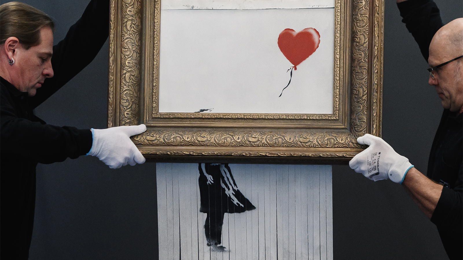 Разрезал картину. Banksy картина самоуничтожилась. Бэнкси картина шредер. Картина Бэнкси шредер аукцион. Бэнкси аукцион шредер.