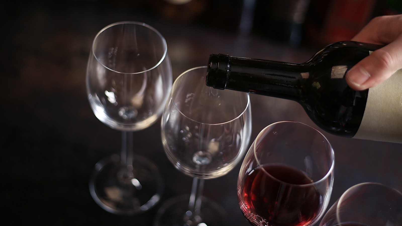 Бармен наливай бокал вина. Вино живое фото. Wine Glass. Вино для молодежи импорт.