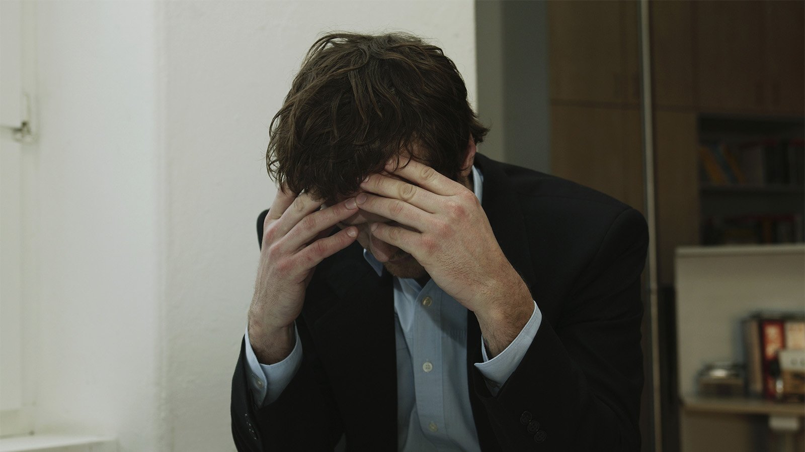 Парень читает мысли. Джеймс макэвой чарльз ксавьер. Менталист чтение мыслей сериал. Парень читает мысли людей. Мысли в голове.