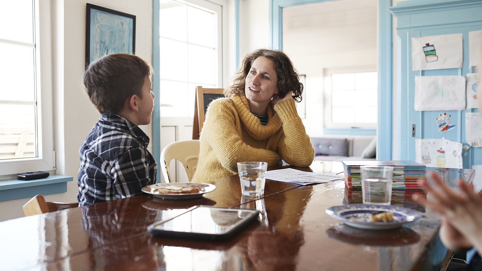 Pair talk. Mother in Table.