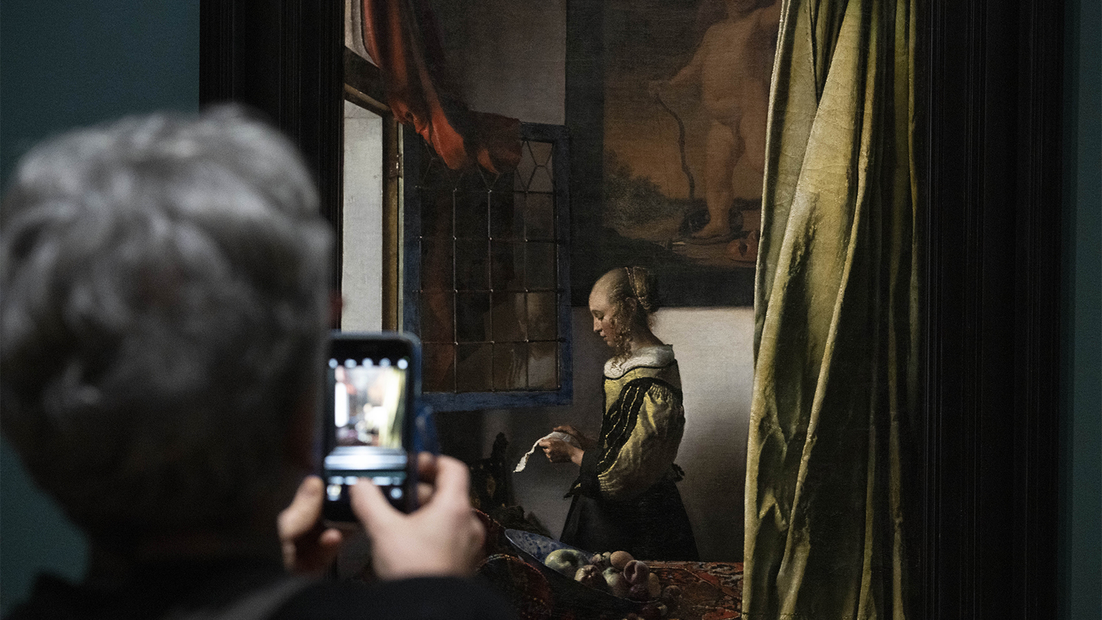 Девушка читающая письмо у открытого окна вермеер. Выставка Вермеера. Выставка Вермеера в Амстердаме. Выставка Вермеера в Амстердаме 2023.