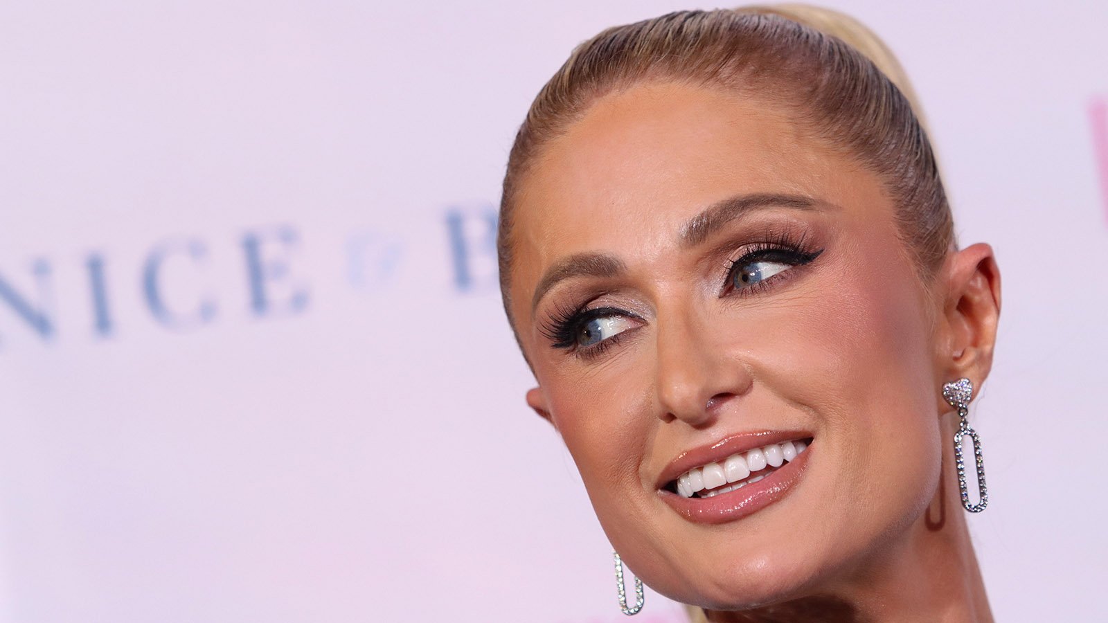 Новый альбом Пэрис Хилтон спродюсирует певица Sia | Forbes Woman