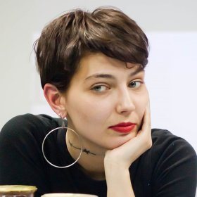 Іскерлік костюм киген ару бизнесменді трахает етіп, қатты ыңылайды.