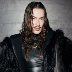 Жігіттің кіреберістегі әйелді қағып жатқанын онлайн көріңіз.