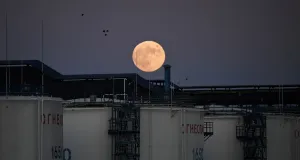 Нефть приблизилась к $100 за баррель: что будет с ценами дальше