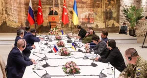 Посредничество под обстрелом: есть ли смысл в переговорах по Украине