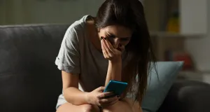 «Алло, меня сейчас убьют»: как кризисные центры помогают женщинам по телефону