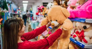 Мягкая терапия: зачем взрослые люди покупают плюшевые игрушки и как это спасает рынок