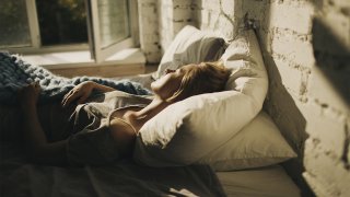 Жена трахает спящего мужа - порно видео на grantafl.ru