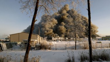 В Уфе полыхает склад с пластиком — видео