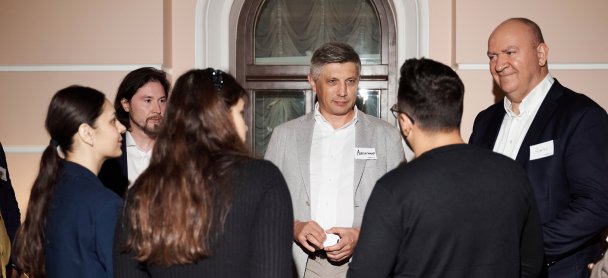 Александр Егоров и резиденты клуба (фото Марии Зайцевой)