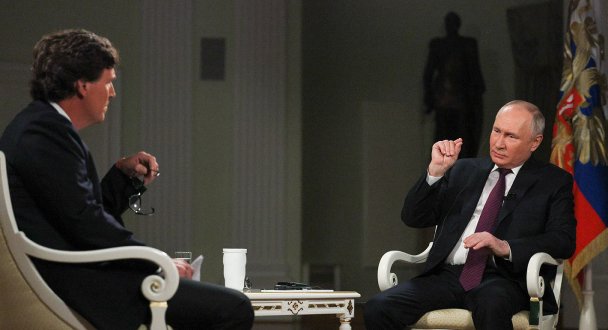 Президент России Владимир Путин (справа) и американский журналист Такер Карлсон во время интервью в Кремле. (Фото Гавриила Григорова / пресс-служба президента РФ / ТАСС)