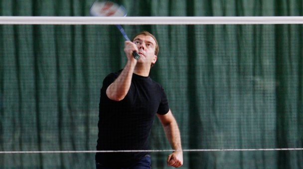 Дмитрий Медведев играет в бадминтон с премьер-министром РФ В.Путиным (Фото Дмитрия Астахова / ТАСС)