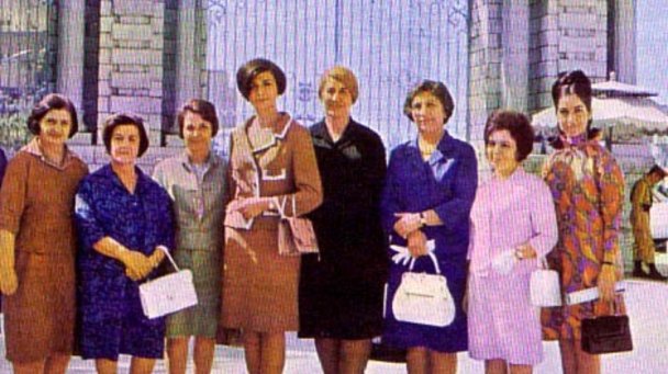 Женщины-парламентарии Ирана перед воротами здания иранского парламента (Меджлис Шорайе Мелли), середина 1970-х годов (Фото Foundation for Iranian Studies)